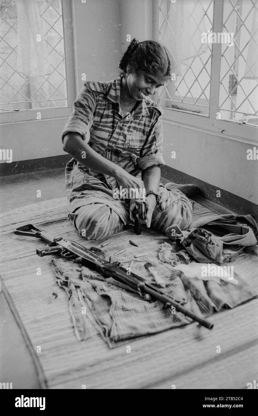 Die Liberation Tigers of Tamil Eelam LTTE kämpften für die Schaffung eines unabhängigen tamilischen Staates namens Tamil Eelam im Nordosten der Insel, aufgrund der anhaltenden Diskriminierung und gewaltsamen Verfolgung der Sri-lankischen Tamilen durch die singhalesisch dominierte Regierung Sri Lankas. Der Anführer Velupillai Prabhakaran zitierte gewaltsame Vorfälle des Anti-Tamil-Pogroms von 1958 während seiner Kindheit, die ihn zu Militanz führten. 1975 ermordete er den Bürgermeister von Jaffna Alfred Duraiappah als Rache für den Vorfall der Tamil-Konferenz von 1974. Die LTTE wurde 1976 als Reaktion auf die Sri-lankische Verfassung 1972 gegründet Stockfoto
