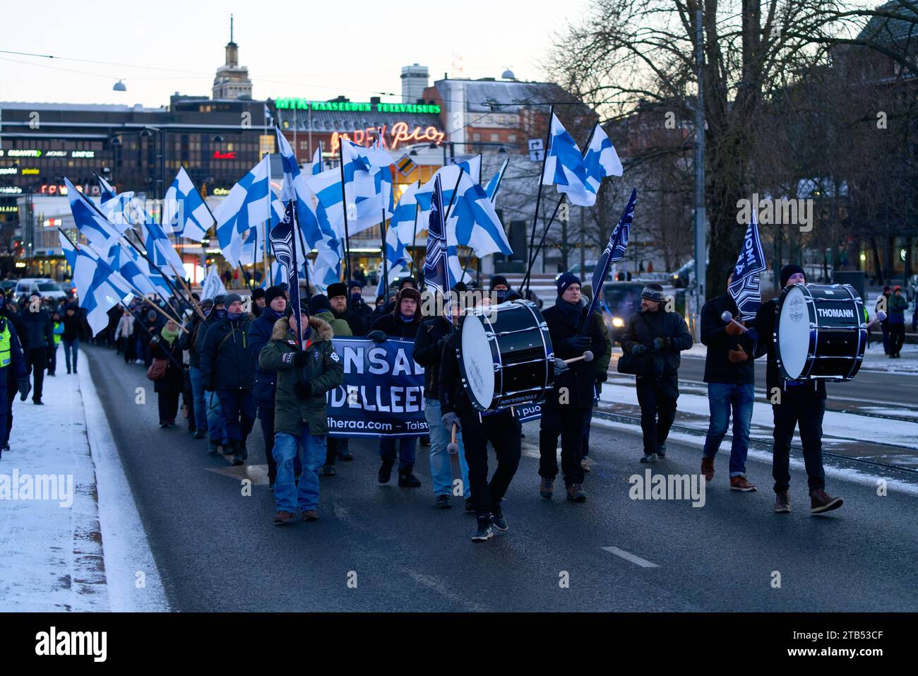 Helsinki, Finnland - 6. Dezember 2021: Die rechtsextreme ethnonationalistische Suomi herää Demonstration / Prozession auf der Mannerheimintie in der Nähe des Parlaments Stockfoto