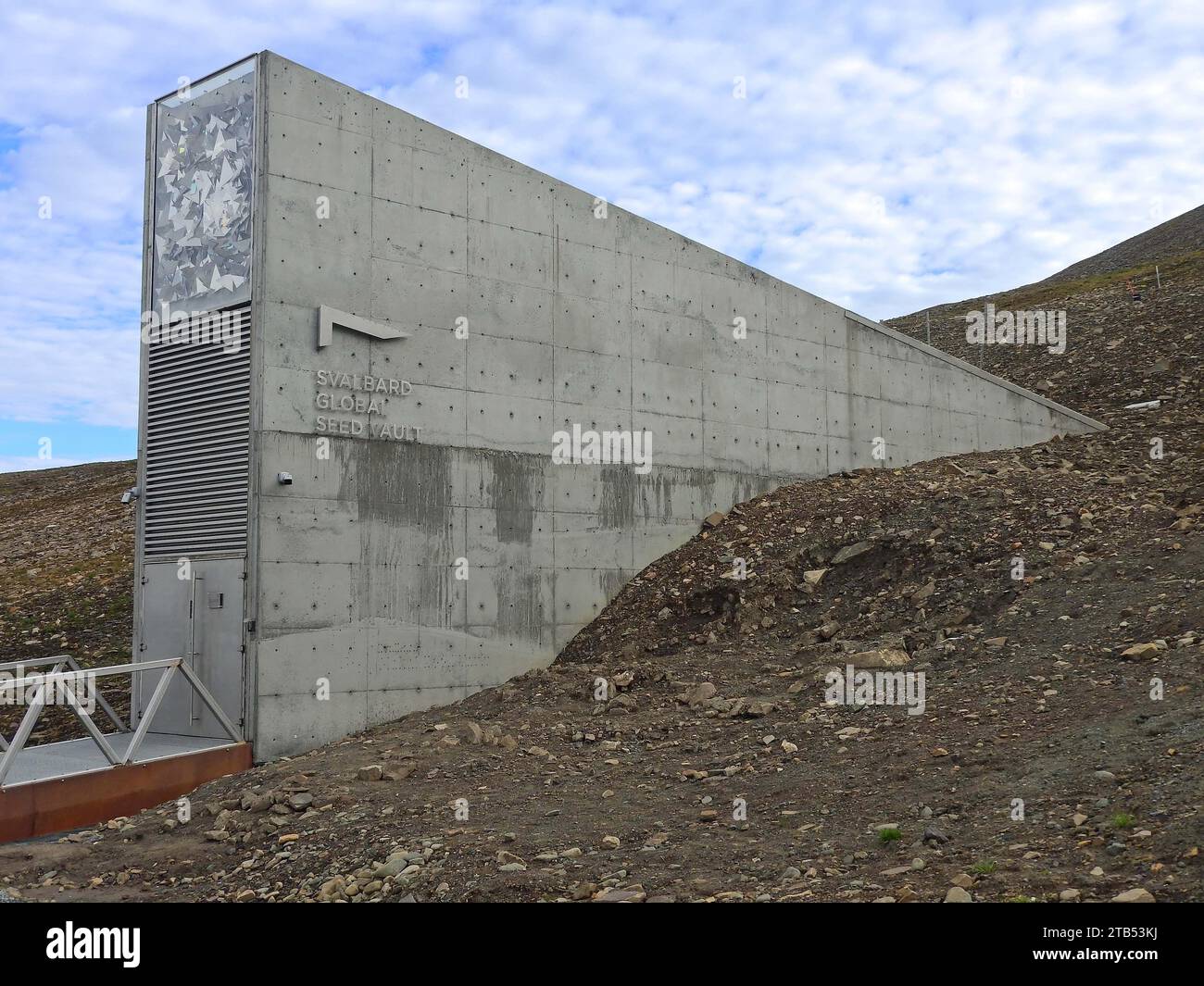 Das Äußere des svalbard Global Samengewölbes auf einem felsigen Berghang oberhalb von longyearbyen, spitzbergen, svalbard, norwegen Stockfoto