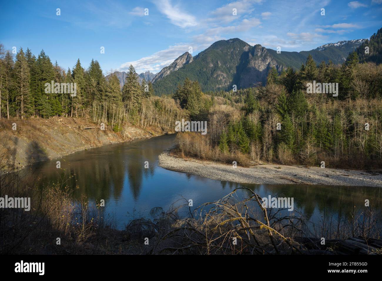 Blick auf das Tal des Middle Fork Snoqualmie River vom Oxbow Loop Trail in der Nähe von North Bend im US-Bundesstaat Washington. Stockfoto