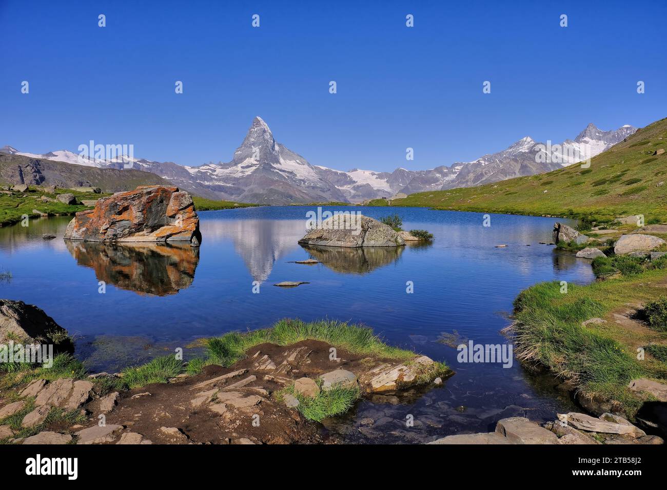 Matterhorn mit Reflexionen im Stellisee und wolkenlosem Himmel bei Blauherd, Zermatt, Visp, Wallis, Schweiz Stockfoto