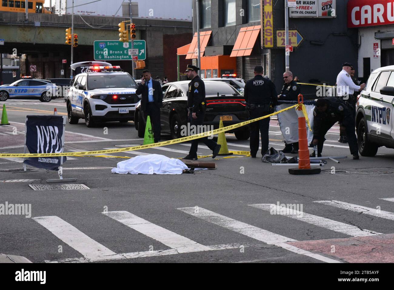 4. Dezember 2023, New York City, New York: Ein Mopedfahrer wurde in der Bronx getötet. 4. Dezember 2023, New York City, New York, USA: Ein Mopedfahrer wurde bei einer Fahrt in der Webster Avenue in der Bronx von einem Hit-and-Run-Fahrer getötet. In den letzten Monaten gab es viele derartige Vorkommnisse. (Kreditbild: © Victor M. Matos/TheNEWS2 via ZUMA Press Wire) NUR REDAKTIONELLE VERWENDUNG! Nicht für kommerzielle ZWECKE! Stockfoto