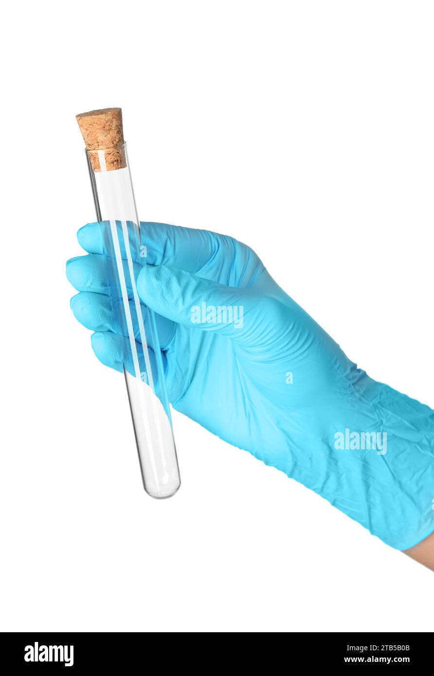 Wissenschaftler mit Reagenzglas auf weißem Hintergrund, Nahaufnahme. Laborglas Stockfoto
