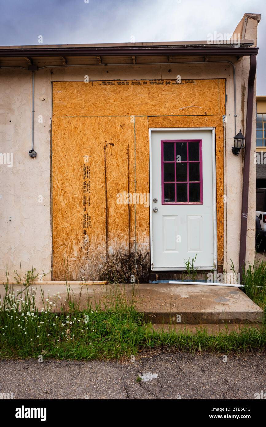 Verschlossene Gebäude in den Hintergassen in Estes Park, Colorado. Hinter Der Main Street. Stockfoto