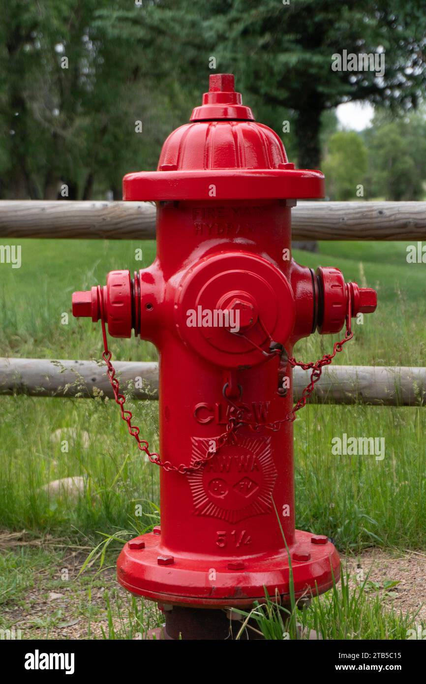 Rot lackierter Hydrant in Estes Park, Colorado Stockfoto