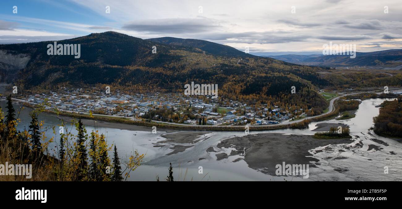 Blick auf Dawson City und Midnight Dome von der Sunnydale Road im Herbst Stockfoto