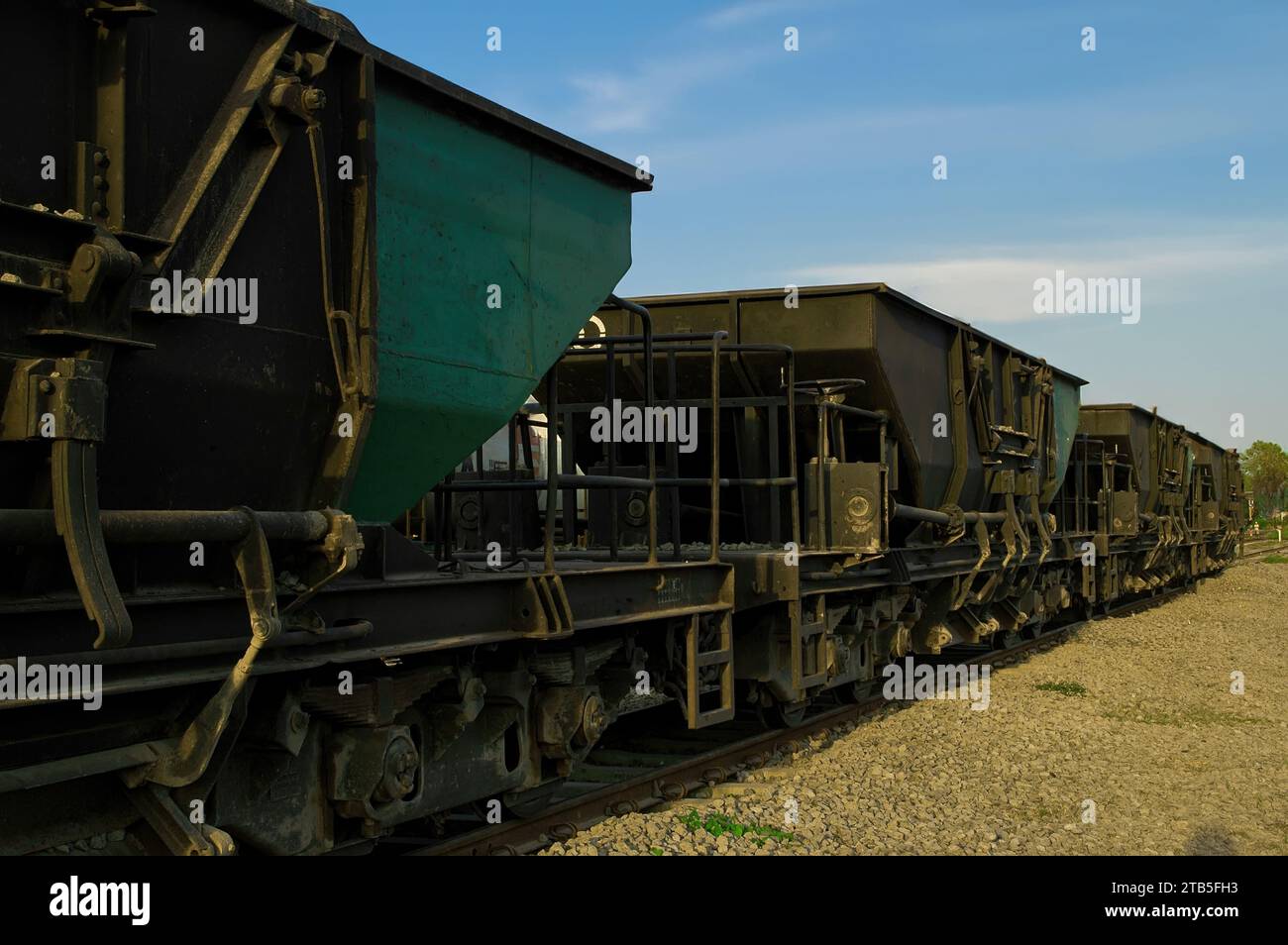 Eisenerz transportierende Zugwagen stehen auf den Gleisen, die darauf warten, beladen zu werden Stockfoto