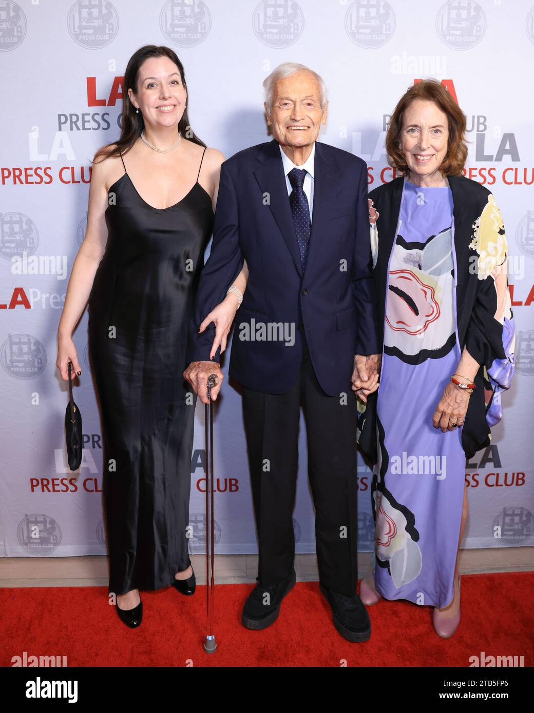 Los Angeles, Kalifornien, USA. Dezember 2023. Catherine Corman, Roger Corman, Empfänger des „Distinguished Storyteller Award“ und Julie Corman (Ehefrau), die an den 16. Jährlichen National Arts and Entertainment Journalism Awards in Los Angeles, Kalifornien, teilnahm. Quelle: Sheri Determan Stockfoto