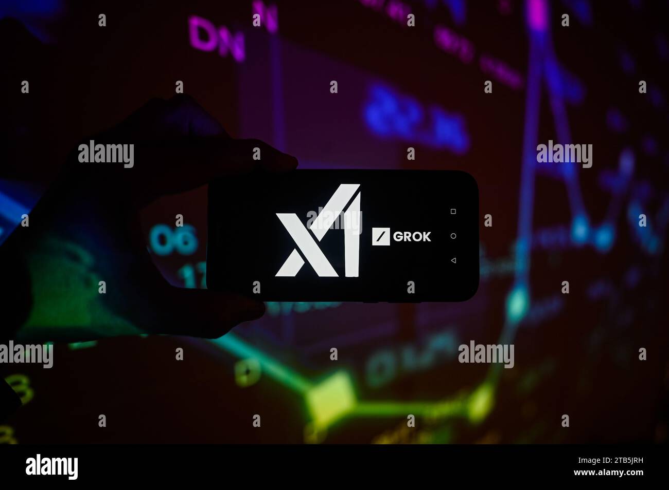 Polen. Dezember 2023. In dieser Fotoabbildung wird auf einem Smartphone ein XAI Grok Logo mit Aktienmarktanteilen im Hintergrund angezeigt. Quelle: SOPA Images Limited/Alamy Live News Stockfoto