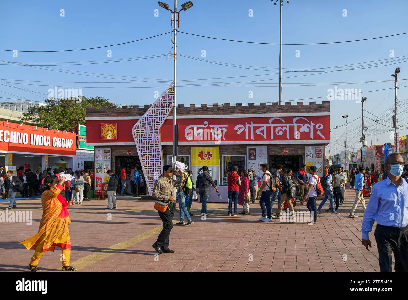 Die Menschen versammelten sich auf der Internationalen Buchmesse von Kalkutta, die von Verlegern und Buchhändlern in Boimela Prangan, Salt Lake Central Park, West Benga organisiert wurde Stockfoto