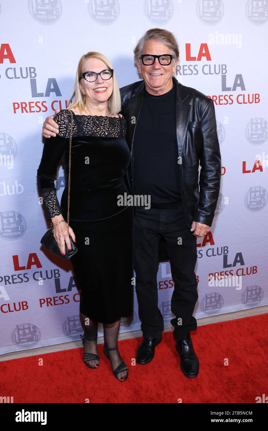 Los Angeles, Kalifornien, USA. Dezember 2023. Sharon MaHarry und Anson Williams nehmen an den 16. Jährlichen National Arts and Entertainment Journalism Awards im Millennium Biltmore Hotel in Los Angeles, Kalifornien, Teil. Quelle: Sheri Determan Stockfoto