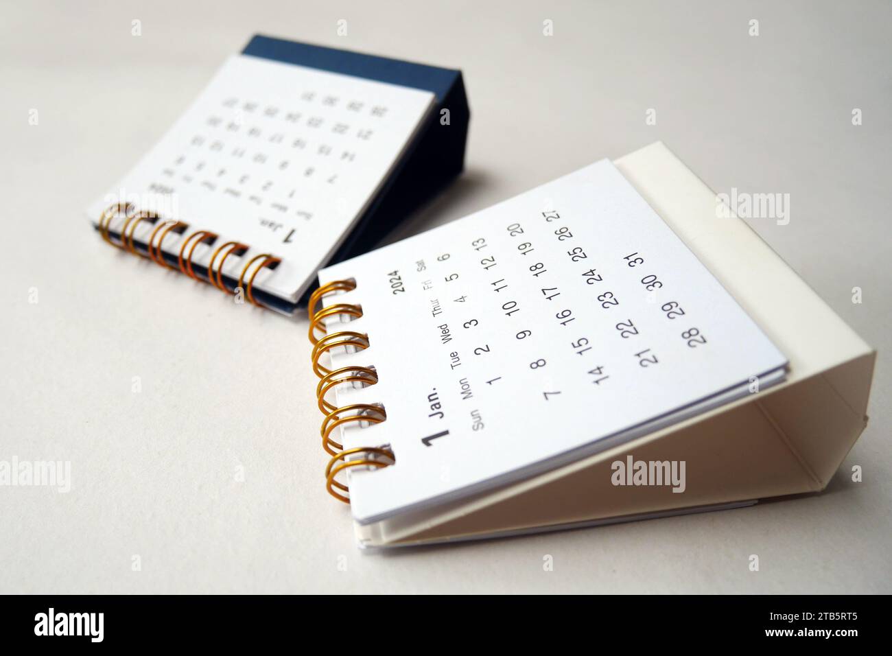 Willkommen 2024. Schreibtisch-Kalender Januar 2024 isoliert auf rosa Hintergrund. Ähnliches Bild in meinem Portfolio. Stockfoto