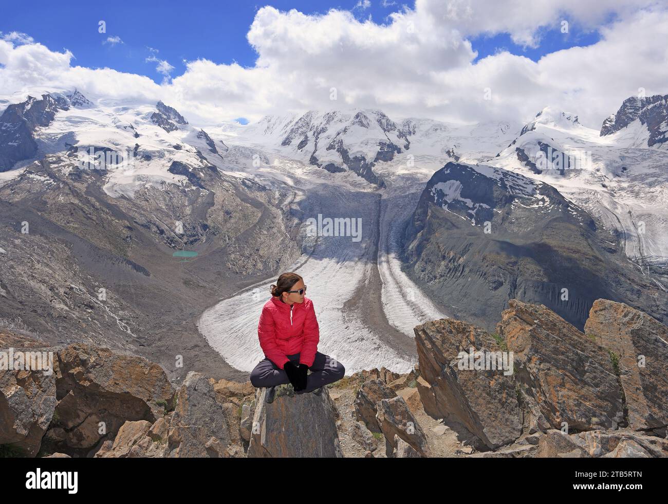 Teenager-Touristenmädchen, das die schneebedeckten Schweizer Alpen einschließlich Gornergrat und Gletscher bewundert Stockfoto