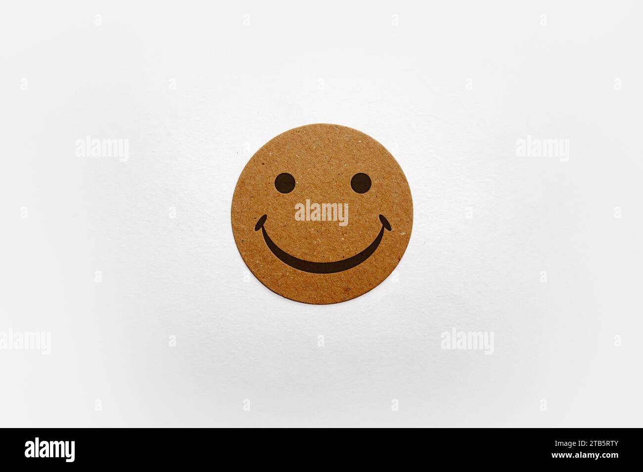 Happy Smile-Gesichtskarte. Konzept des Glücks, der psychischen Gesundheit, des positiven Denkens, des produktiven Tages. Stockfoto