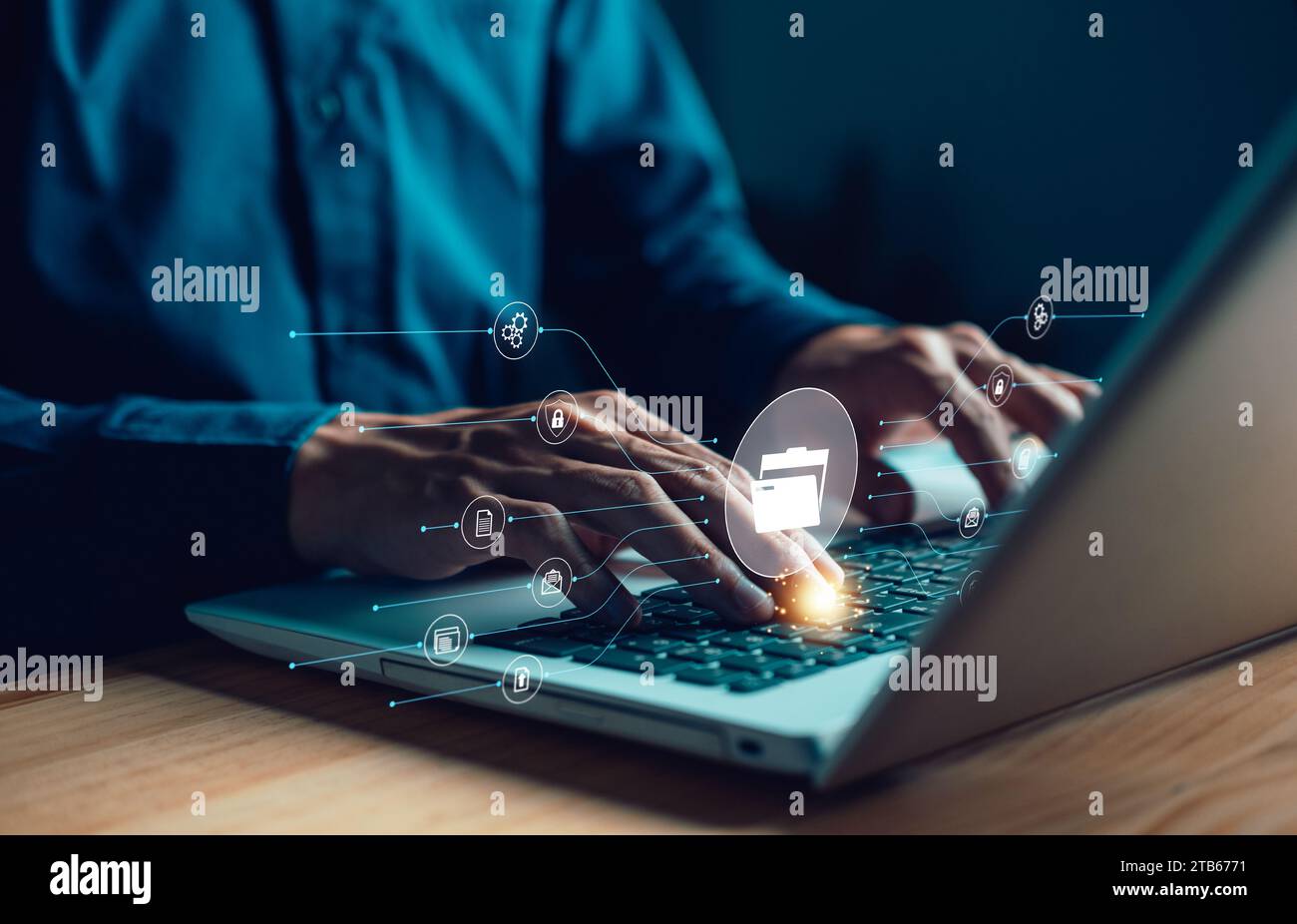 DMS Dateiordner mit fliegenden leeren Dokumenten auf pc öffnen. Cloud-Computer. E-Mail, Dokumentverwaltungssystem für Ordner. Datenübertragungssicherung, Dateifreigabe Stockfoto