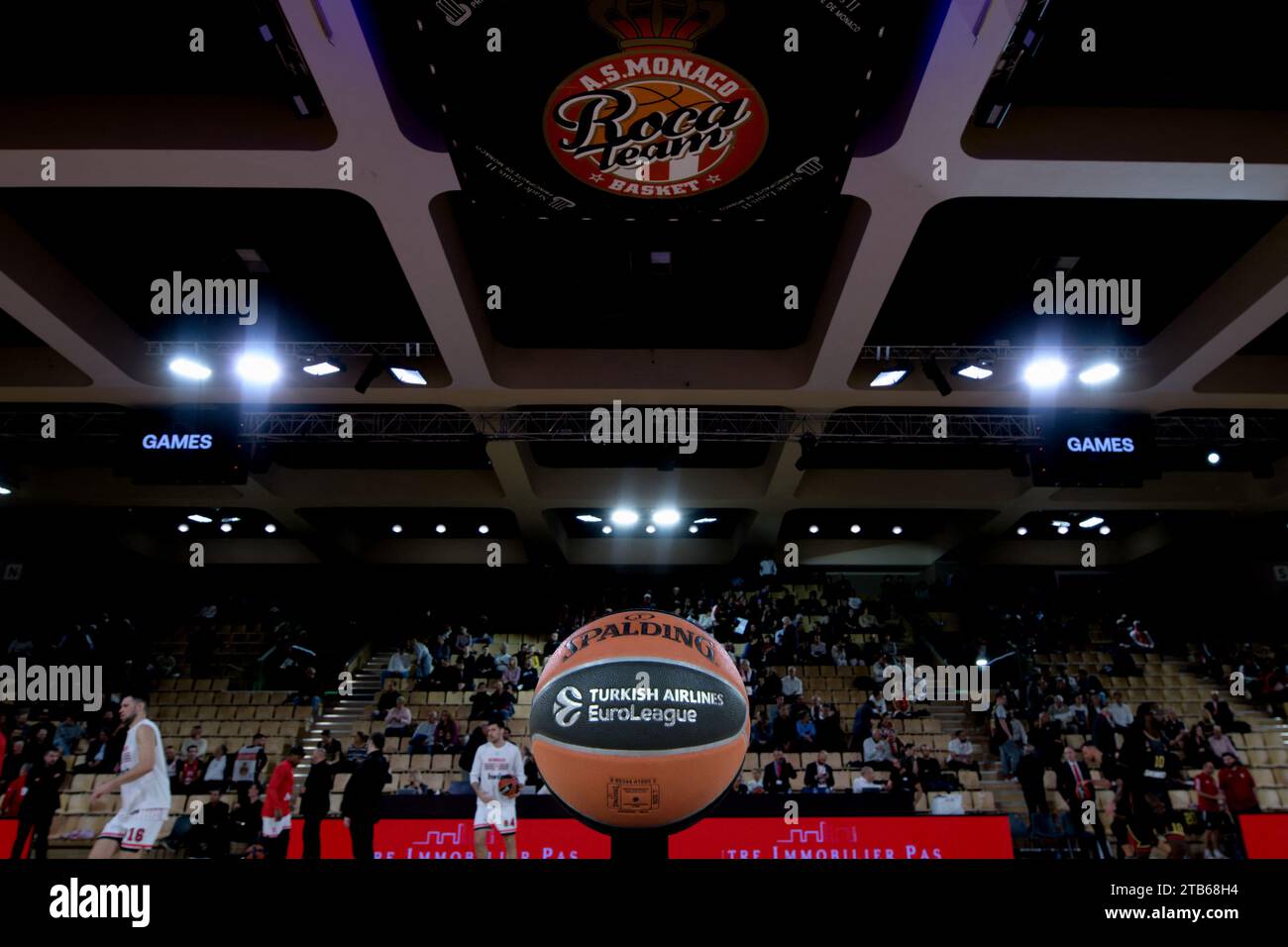 Monaco, Monaco. November 2023 30. Der offizielle Ball wird vor dem Spiel der Turkish Airlines in der 11. Runde zwischen AS Monaco und Olympiacos Piräus in der Gaston Medecin Halle in Monaco am 30. November 2023 gezeigt. Foto: Laurent Coust/ABACAPRESS.COM. Quelle: Abaca Press/Alamy Live News Stockfoto
