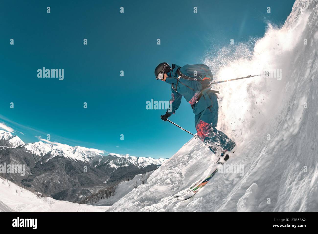 Freeride-Profi-Skier-Sprünge auf der Off-Piste-Skipiste. Extremsportarten im Skigebiet Stockfoto
