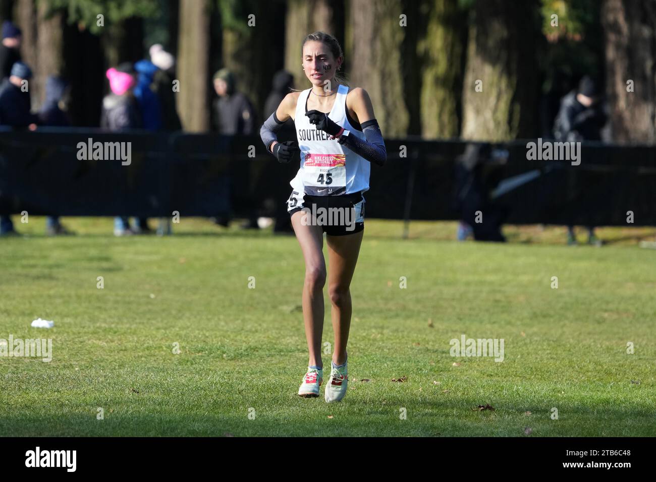 Irene Riggs gewinnt das Mädchen-Rennen in 16:40,9, während der NXN High School Cross Country Championships am Samstag, 3. Dezember 2022, in Portland. Erz. Stockfoto