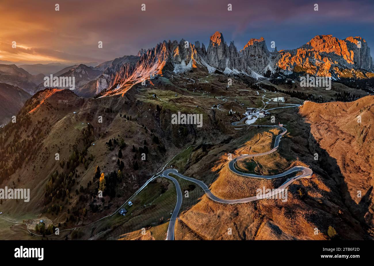 Grödner Pass, Italien - Luftpanorama auf die kurvigen Straßen des berühmten Grödner Passes mit den Gipfeln des italienischen Pizes de Cir Stockfoto