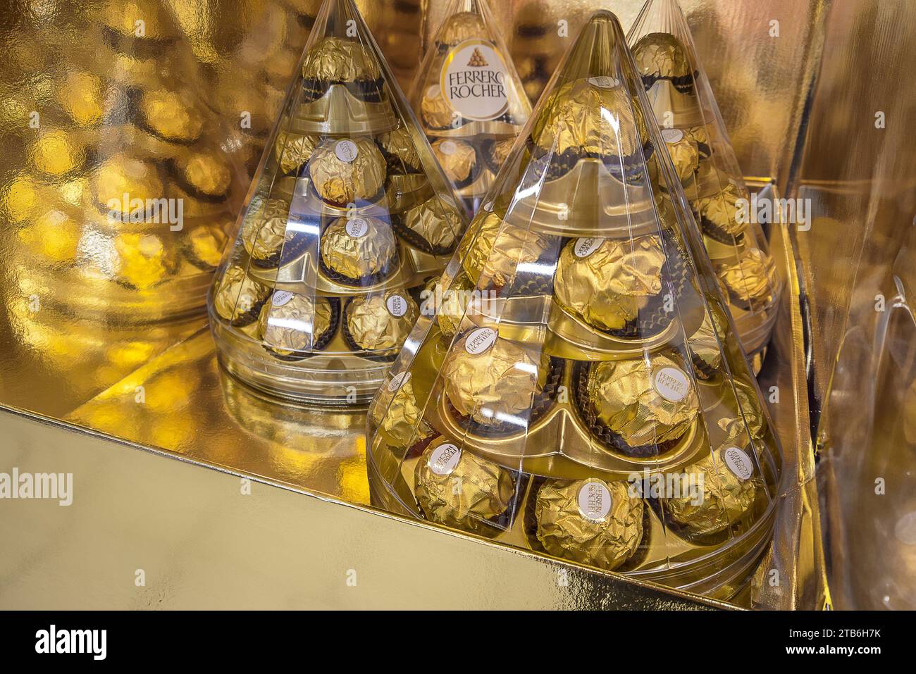 Italien - 03. Dezember 2023: Ferrero Rocher Haselnusspralinen in transparenter kegelförmiger Verpackung in Gold zum Verkauf im italienischen Supermarkt Stockfoto