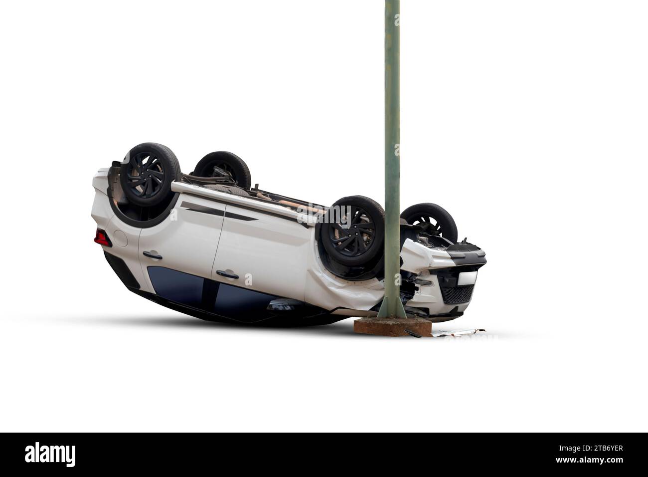 Ein kaputtes weißes Auto wegen des Unfallunfalls, isoliert auf weißem Hintergrund Stockfoto