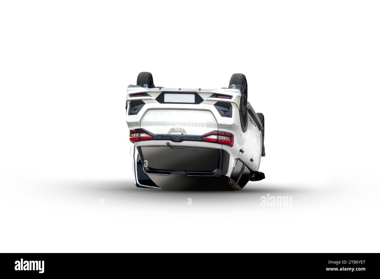 Ein kaputtes weißes Auto wegen des Unfallunfalls, isoliert auf weißem Hintergrund Stockfoto