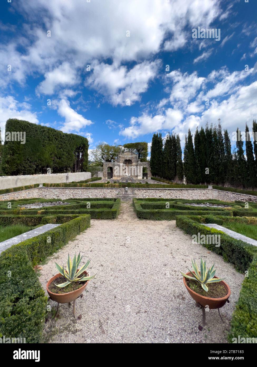Wunderschön getrimmte Büsche in Form von geometrischen Formen im Garten Stockfoto