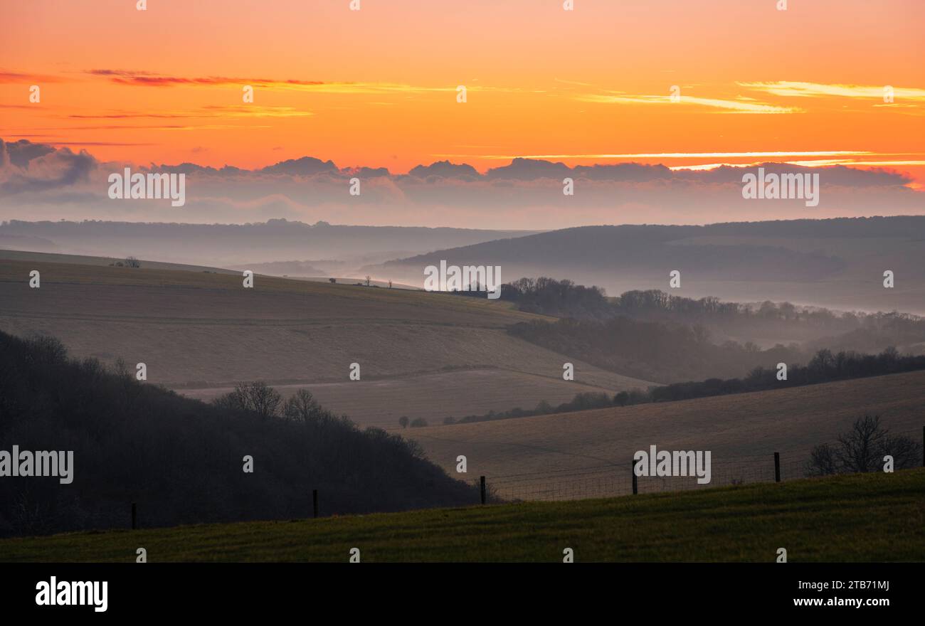 Winter Sonnenuntergang Wolken Inversion von Butts Brow in den südlichen Downs Eastbourne Südosten Englands Großbritannien Stockfoto