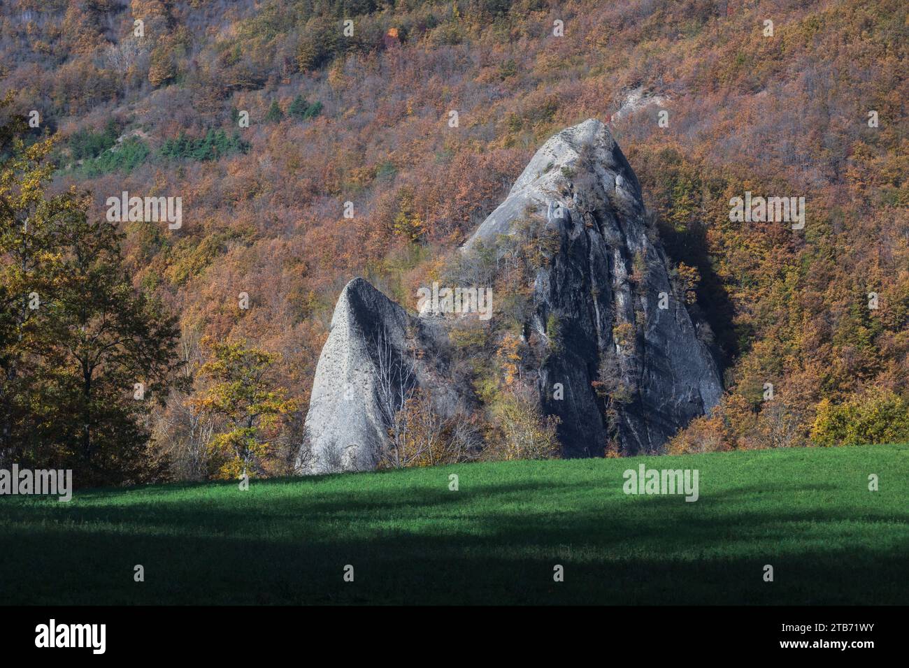Bewundern Sie den Salti del Diavolo, einen Felsvorsprung, der diejenigen überrascht, die auf Straßen und Pfaden durch die Gegend gehen. Stockfoto