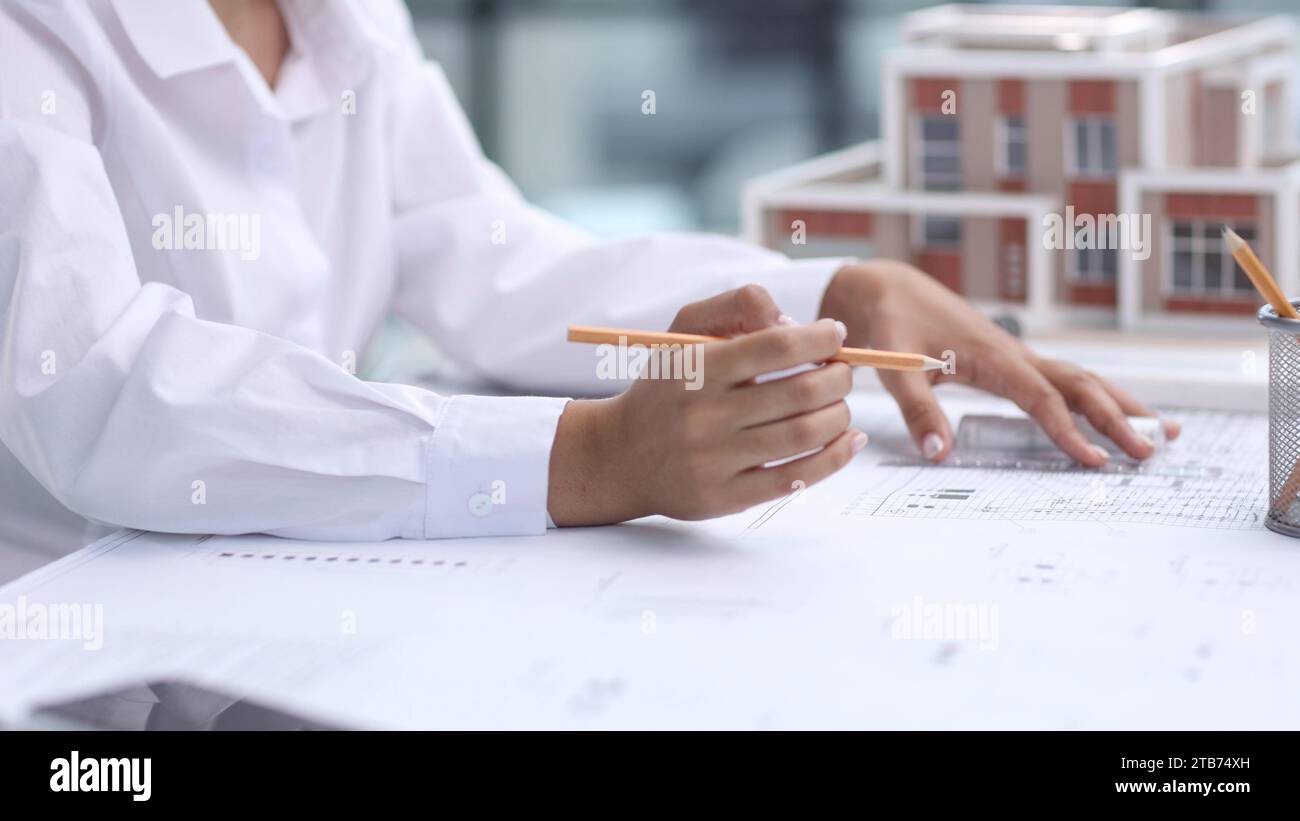 Die Architektin untersucht die Grundrisse des Hauses Stockfoto