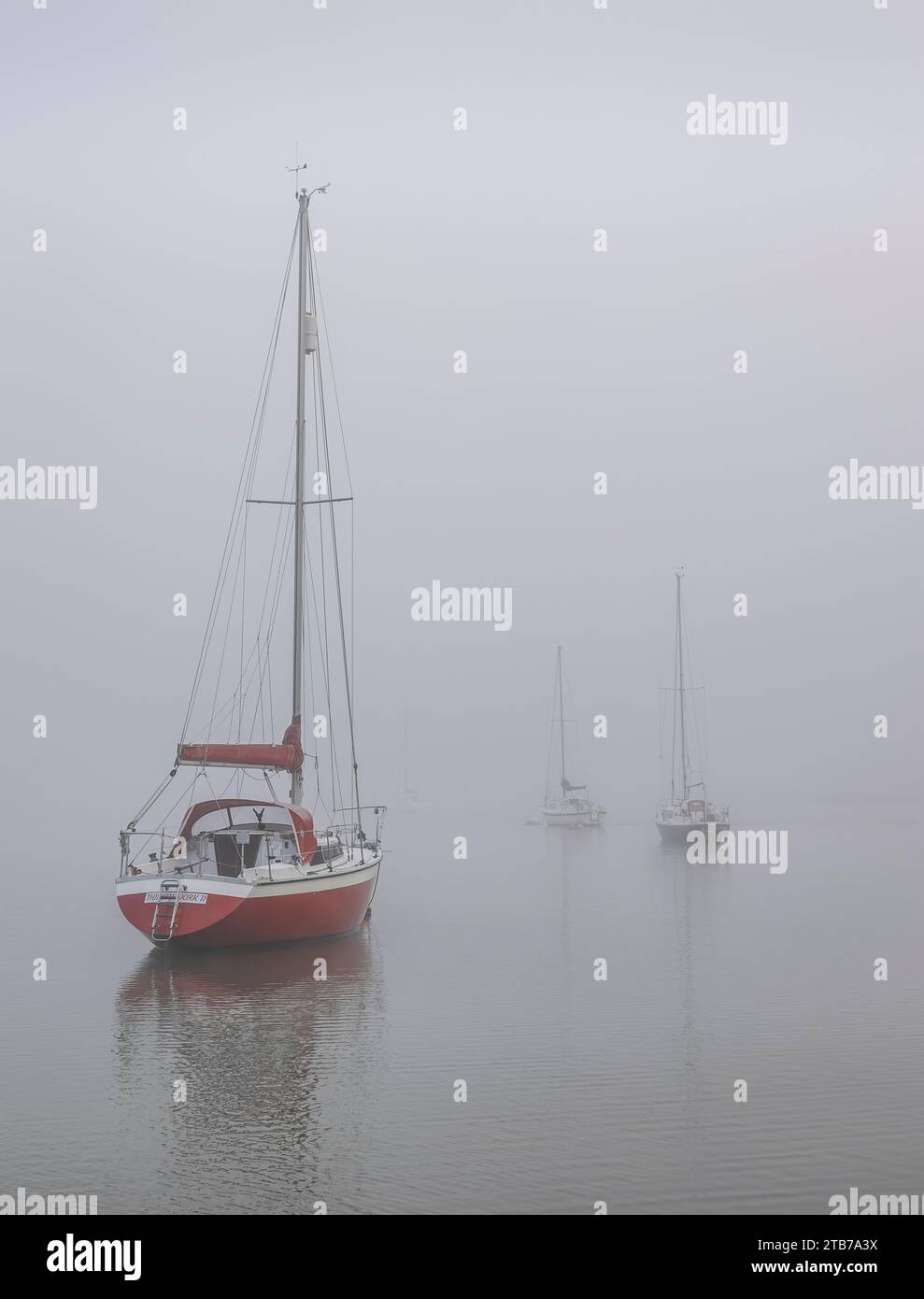 Yachten in the Mist Stockfoto
