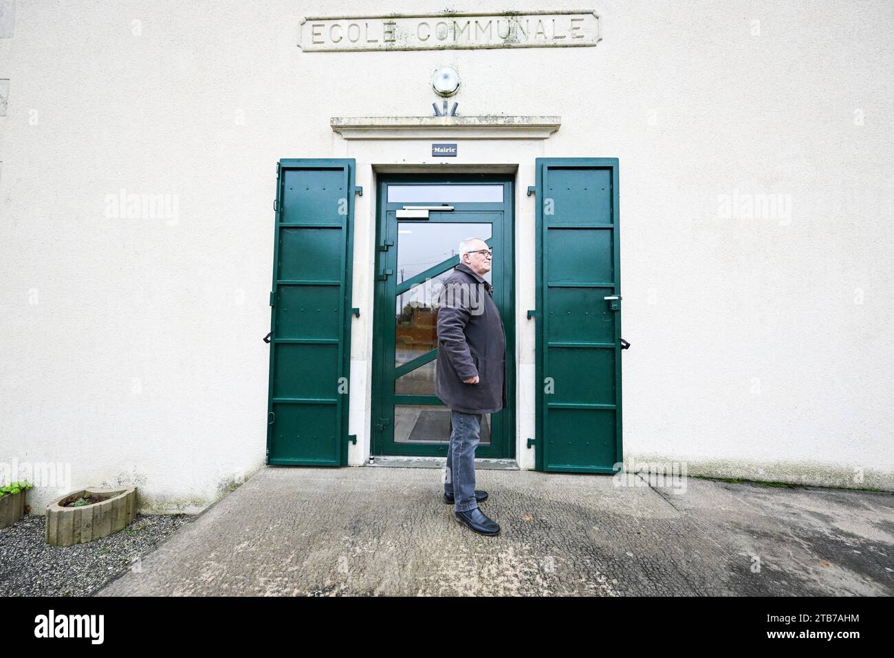 © PHOTOPQR/BERRY REPUBLICAIN/Pierrick DELOBELLE ; ; 21/11/2023 ; Mise en Place d'une indemnite Inflation de 100 Euro par la commune pour chaque Foyer de la commune de Chaumont, le 21/11/2023, Fotos Pierrick Delobelle Philippe WILLEME maire 100 Euro pour 24 Residences prinzipales Chaumont, Frankreich, 21. november 2023. Es ist bereits Weihnachten in Chaumont in dieser Zeit der erheblichen Inflation, in der die Kaufkraft der französischen Haushalte sinkt, wollen bestimmte Gemeinden in Cher ihren Bewohnern helfen. Das ist der Fall von Chaumont, dessen Bürgermeister PhilippeWilleme entschieden hat Stockfoto