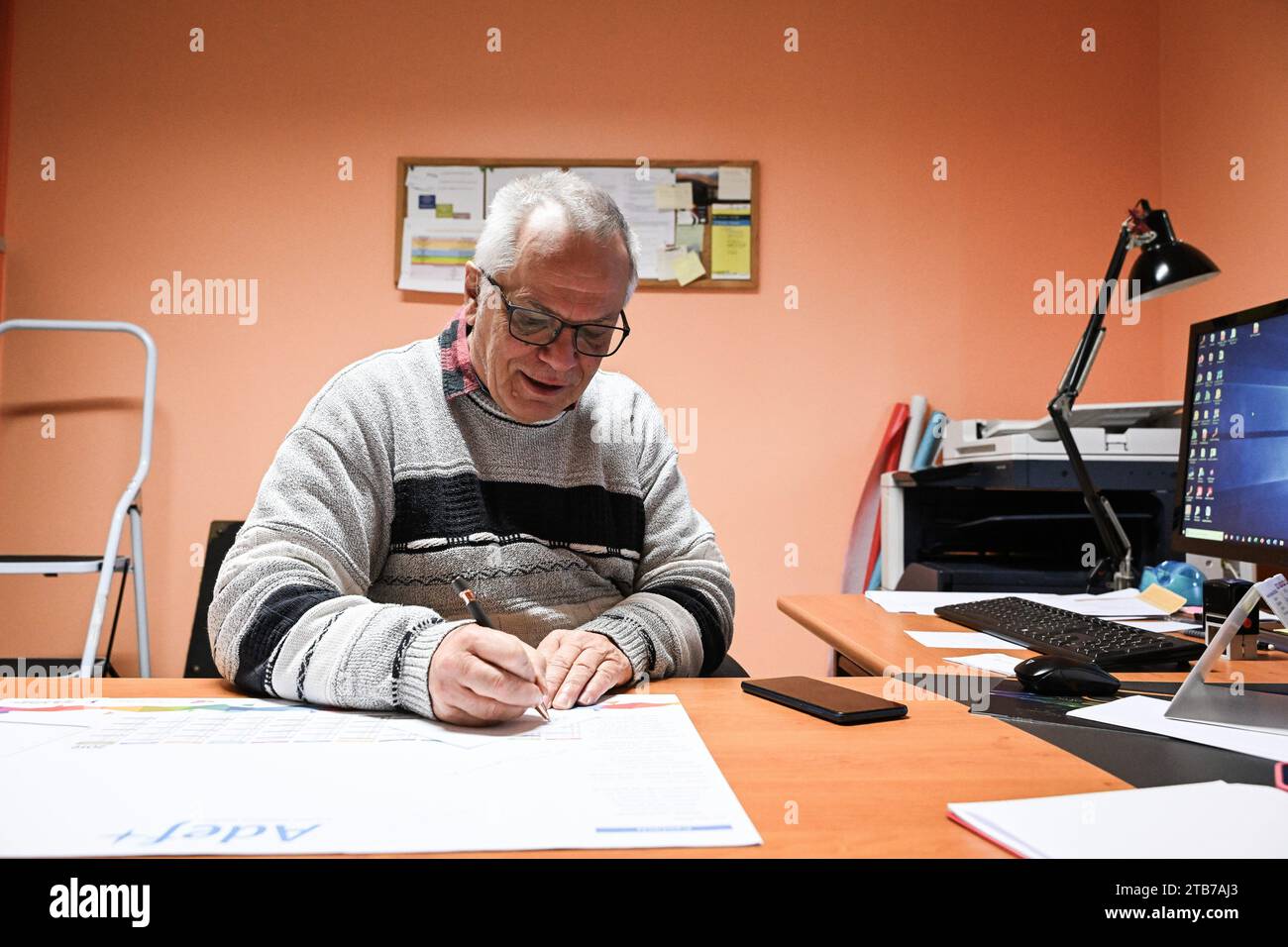 © PHOTOPQR/BERRY REPUBLICAIN/Pierrick DELOBELLE ; ; 21/11/2023 ; Mise en Place d'une indemnite Inflation de 100 Euro par la commune pour chaque Foyer de la commune de Chaumont, le 21/11/2023, Fotos Pierrick Delobelle Philippe WILLEME maire 100 Euro pour 24 Residences prinzipales Chaumont, Frankreich, 21. november 2023. Es ist bereits Weihnachten in Chaumont in dieser Zeit der erheblichen Inflation, in der die Kaufkraft der französischen Haushalte sinkt, wollen bestimmte Gemeinden in Cher ihren Bewohnern helfen. Das ist der Fall von Chaumont, dessen Bürgermeister PhilippeWilleme entschieden hat Stockfoto