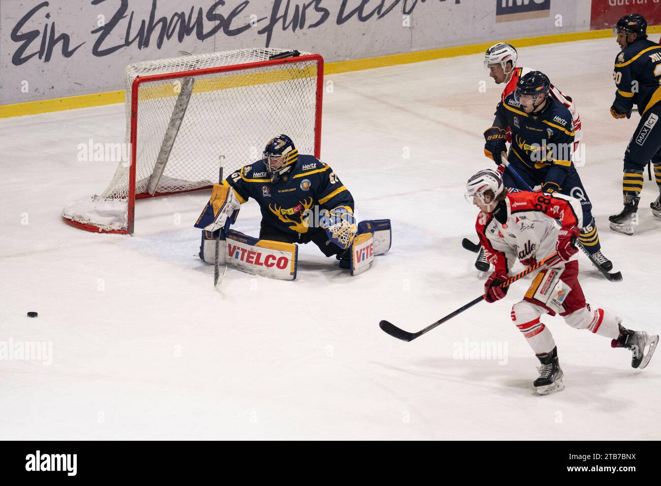 Halle, Deutschland. Dezember 2023. Halle, Deutschland 04. Dezember 2023: Eishockey Oberliga Nord - 2023/2024 - 14. Sp. - MEC Halle-Saale Bulls vs. Tilburg Trappers v.li.Goalie Cedrick Andree (Tilburg), Fabian Bassler (Halle) und Kilian van Gorp (Tilburg) Credit: dpa/Alamy Live News Stockfoto