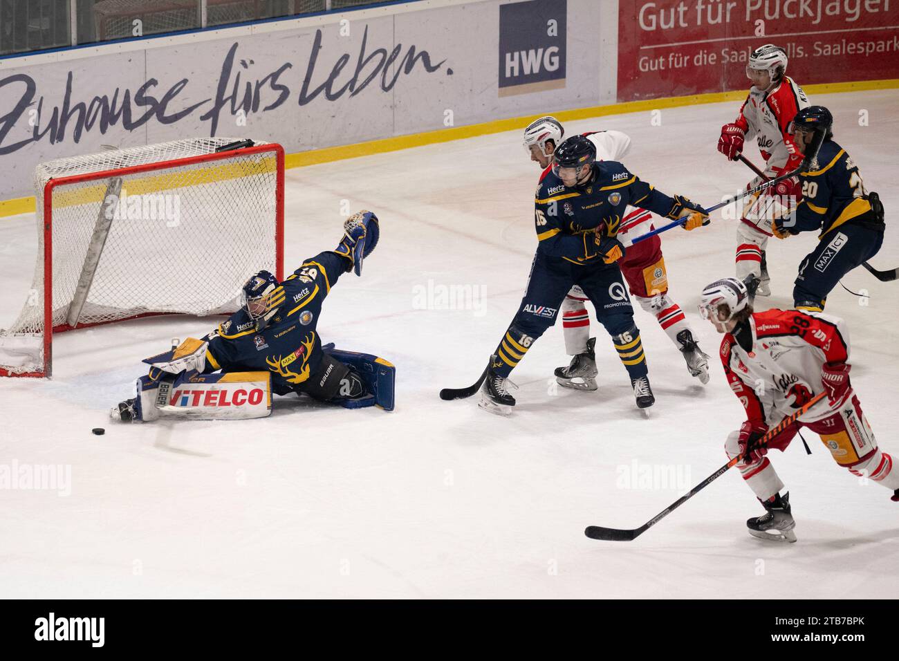 Halle, Deutschland. Dezember 2023. Halle, Deutschland 04. Dezember 2023: Eishockey Oberliga Nord - 2023/2024 - 14. Sp. - MEC Halle-Saale Bulls vs. Tilburg Trappers v.li. Cedrick Andree (Tilburg), Kilian van Gorp (Tilburg) und Adam Domogalla (Halle) Credit: dpa/Alamy Live News Stockfoto