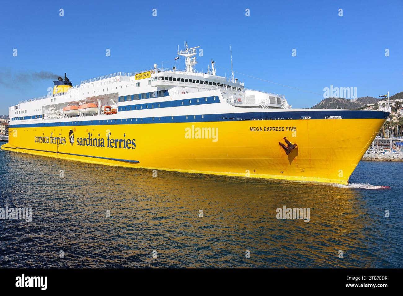 Die Fähre Mega Express Five (Corsica Sardinia Ferries) im Hafen von Nizza, Französische Riviera, Frankreich Stockfoto