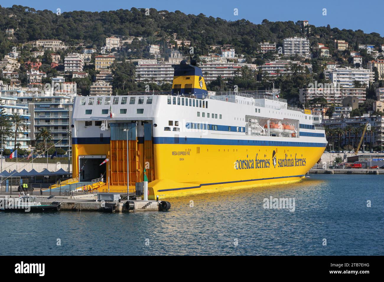 Die Fähre Mega Express Five (Corsica Sardinia Ferries) im Hafen von Nizza, Französische Riviera, Frankreich Stockfoto
