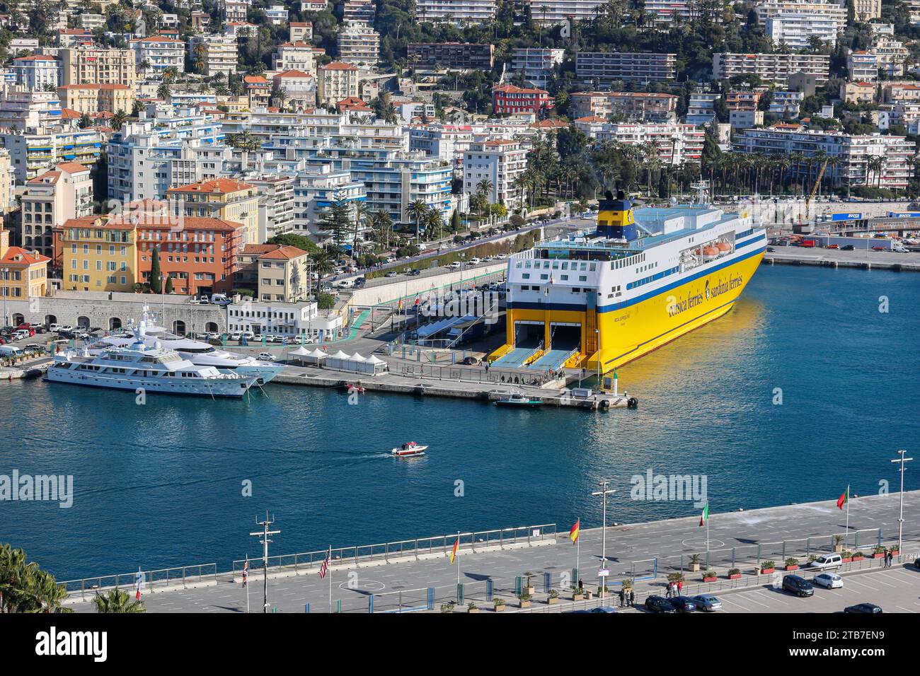 Die Fähre Mega Express Five (Corsica Sardinia Ferries) im Hafen von Nizza, Französische Riviera, Frankreich Stockfoto