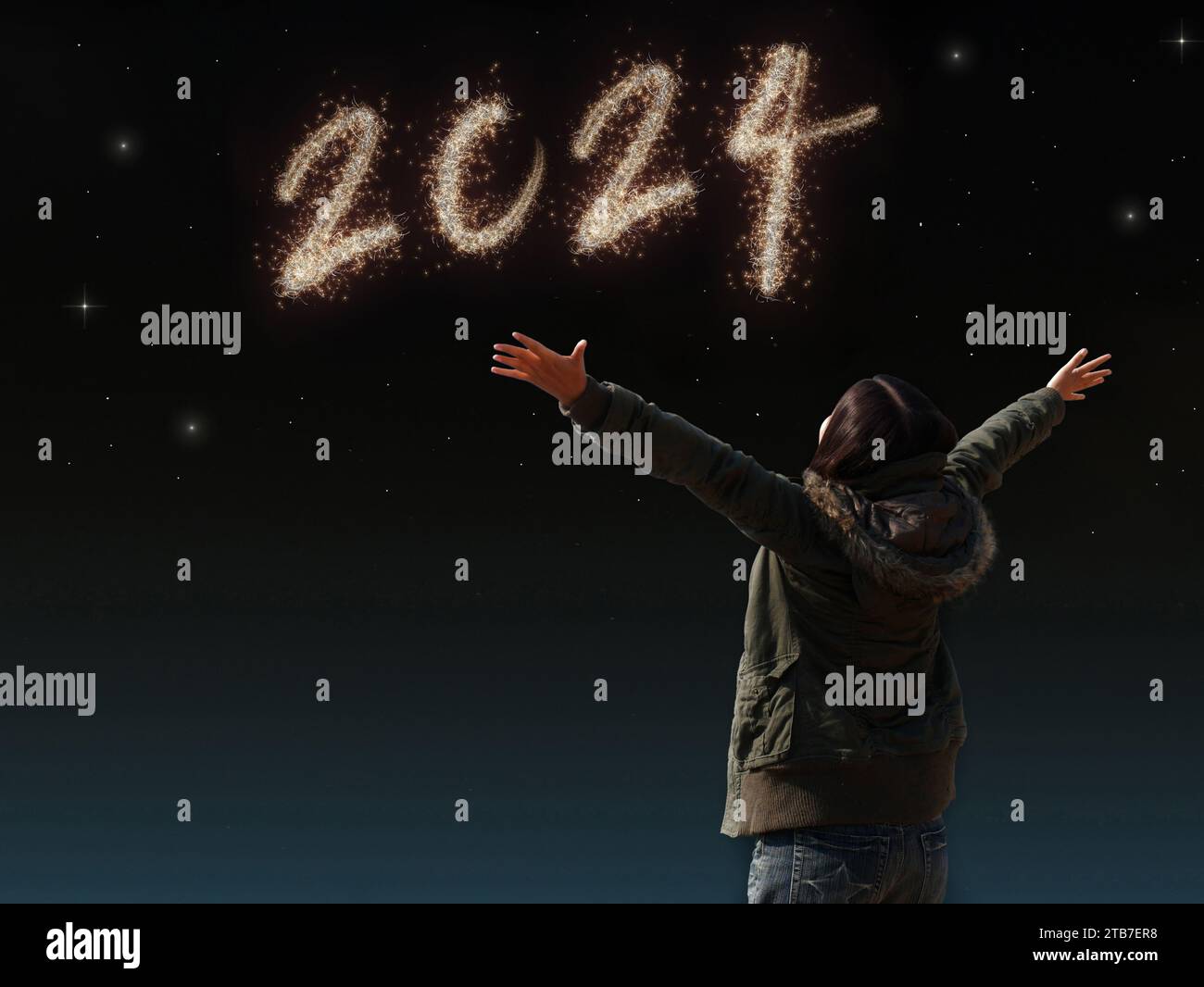 Glückliches asiatisches Mädchen, offener Arm mit freudiger Freude am Countdown-Abend mit Feuerwerkslicht für 2024 Jahre. Bild einer fröhlichen Neujahrsfeier Stockfoto