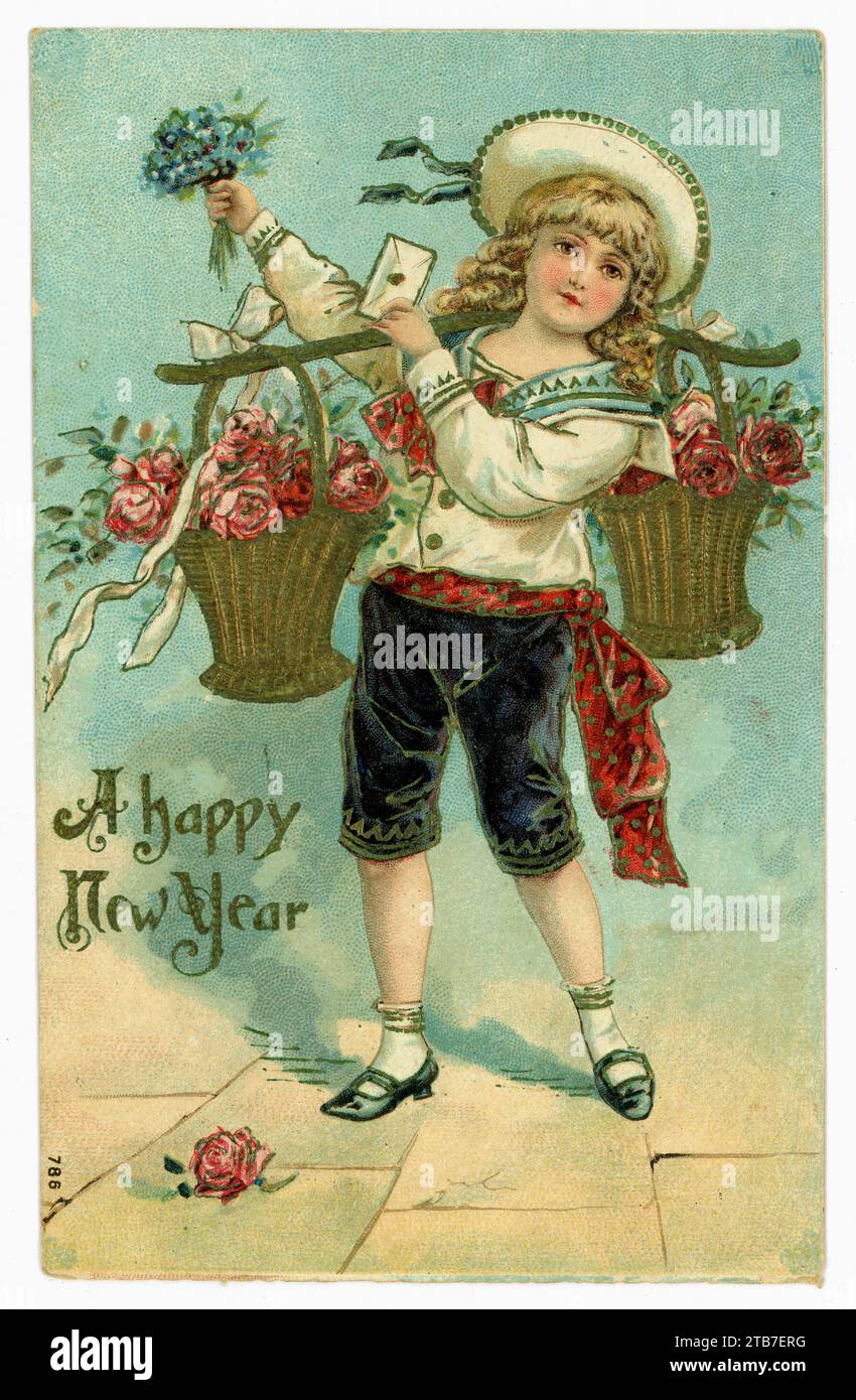 Originale charmante Edwardianische Neujahrsgrüßkarte eines jungen Jungen mit langen gelockten Haaren, mit einem modischen Matrosenanzug, einer Reithose, mit einer Passe auf den Schultern, die einen Korb mit Blumen trägt, der einen Buchstaben in der einen Hand trägt und einen Blumenstrauß in der anderen, datiert / veröffentlicht aus Brooklyn in 1907, USA. Stockfoto