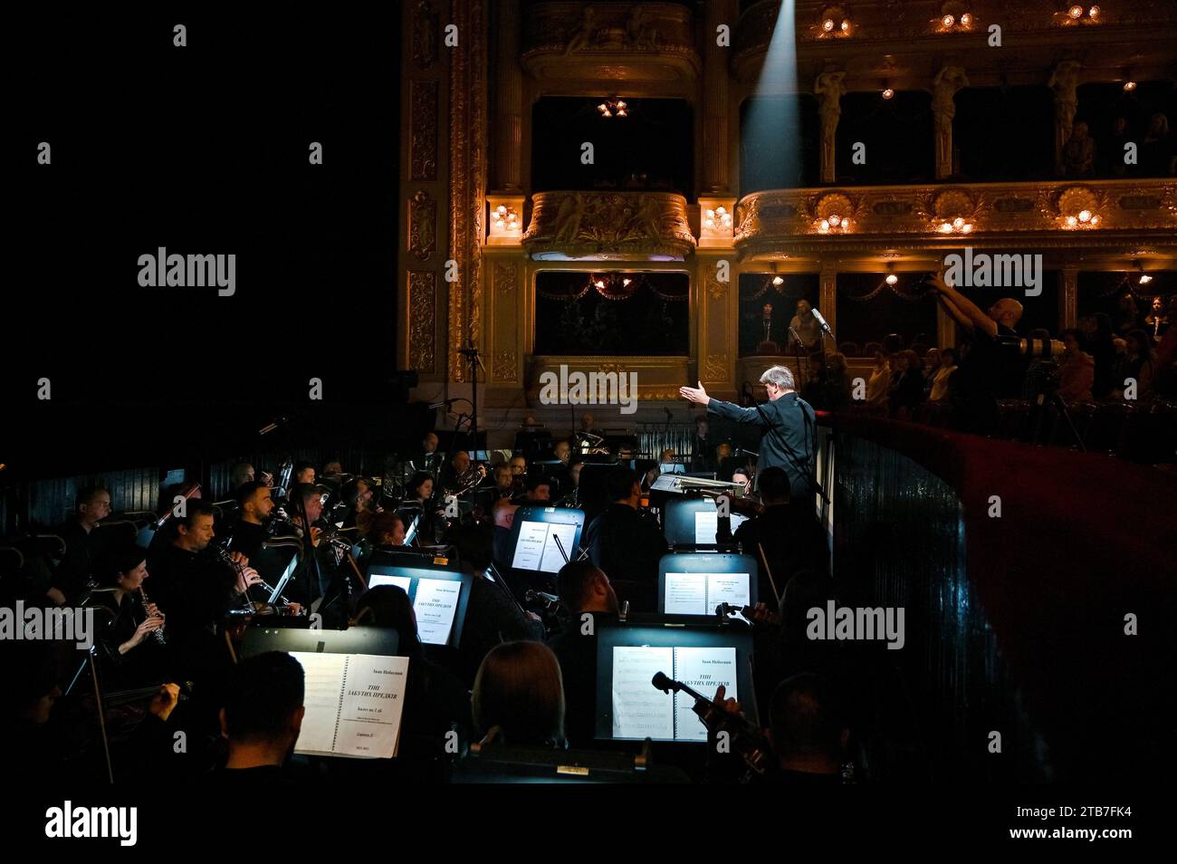 LEMBERG, UKRAINE - 1. DEZEMBER 2023 - Musiker des Orchesters werden während der Vorpremiere des Balls „Schatten vergessener Vorfahren“ abgebildet Stockfoto