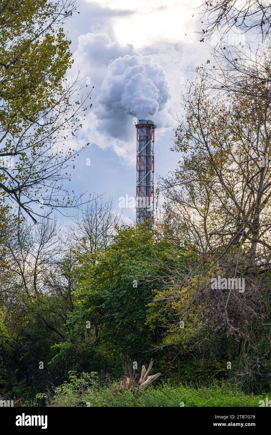 Symbolisches Bild, Abgase aus dem Schornstein einer Industrieanlage in die Umwelt. Stockfoto