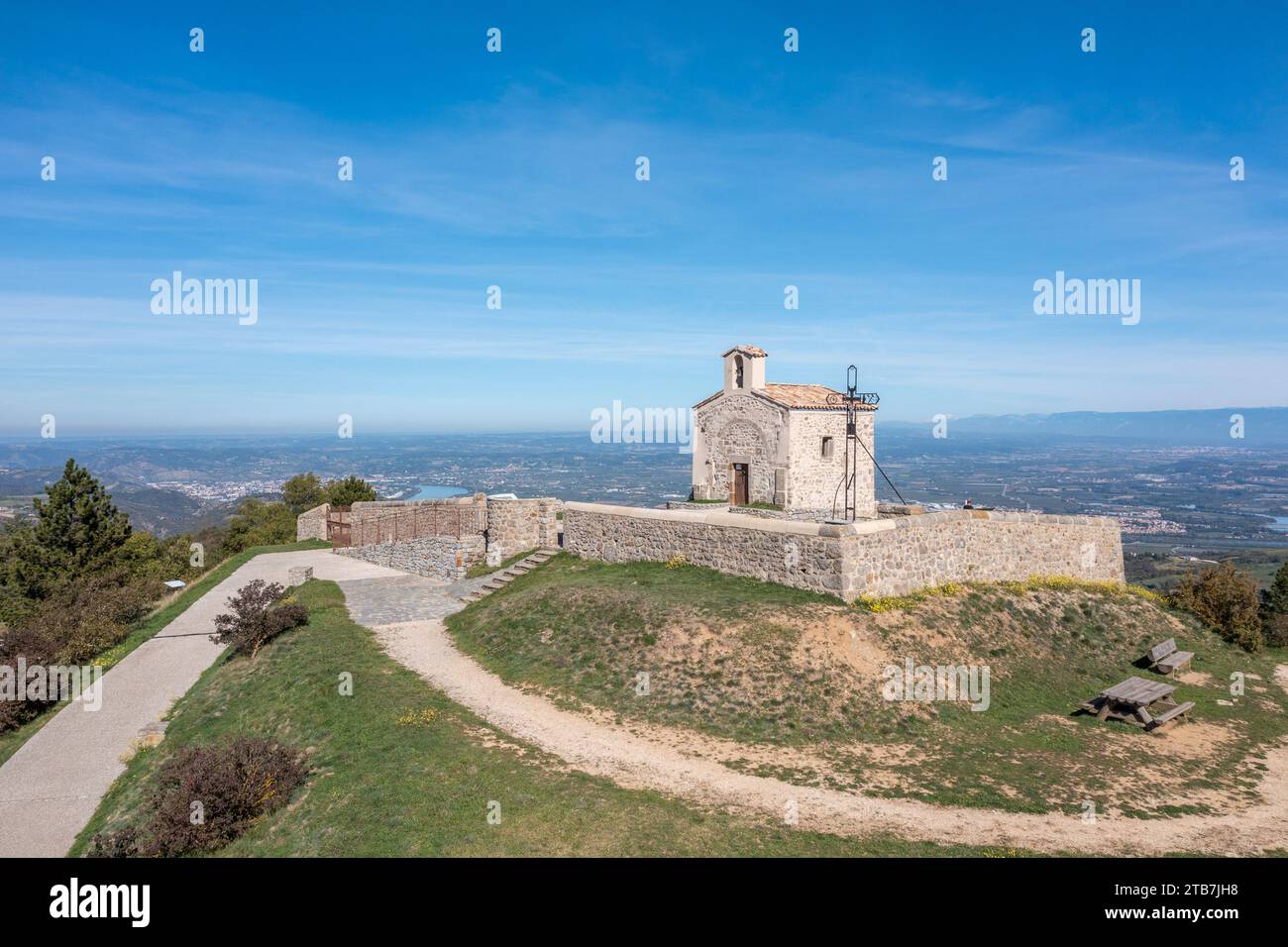 Saint-Romain-de-Lerps (Südostfrankreich): Aus der Vogelperspektive die Kapelle Belvedere, romanische Kapelle Stockfoto