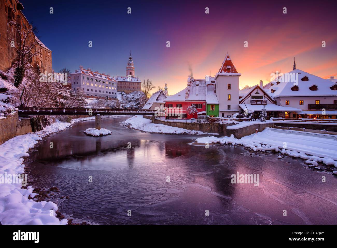 Cesky Krumlov, Tschechische Republik. Stadtbild von Cesky Krumlov, Tschechien bei schönem kalten Wintersonnenaufgang. Stockfoto