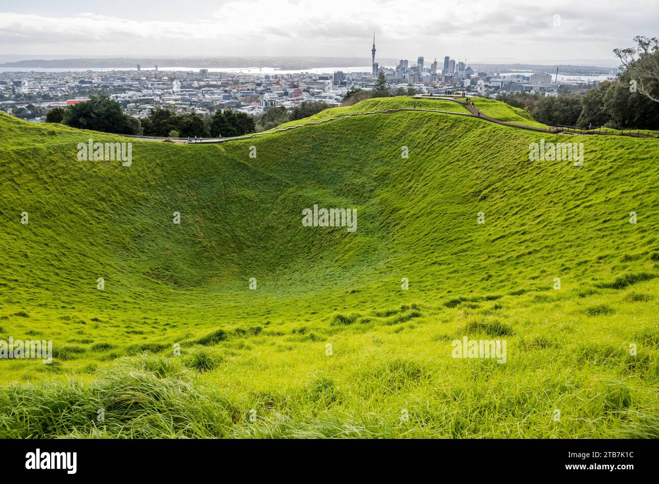 Die Skyline von Auckland blickt vom Gipfel des Mount Eden-Kraters, Neuseeland. Stockfoto
