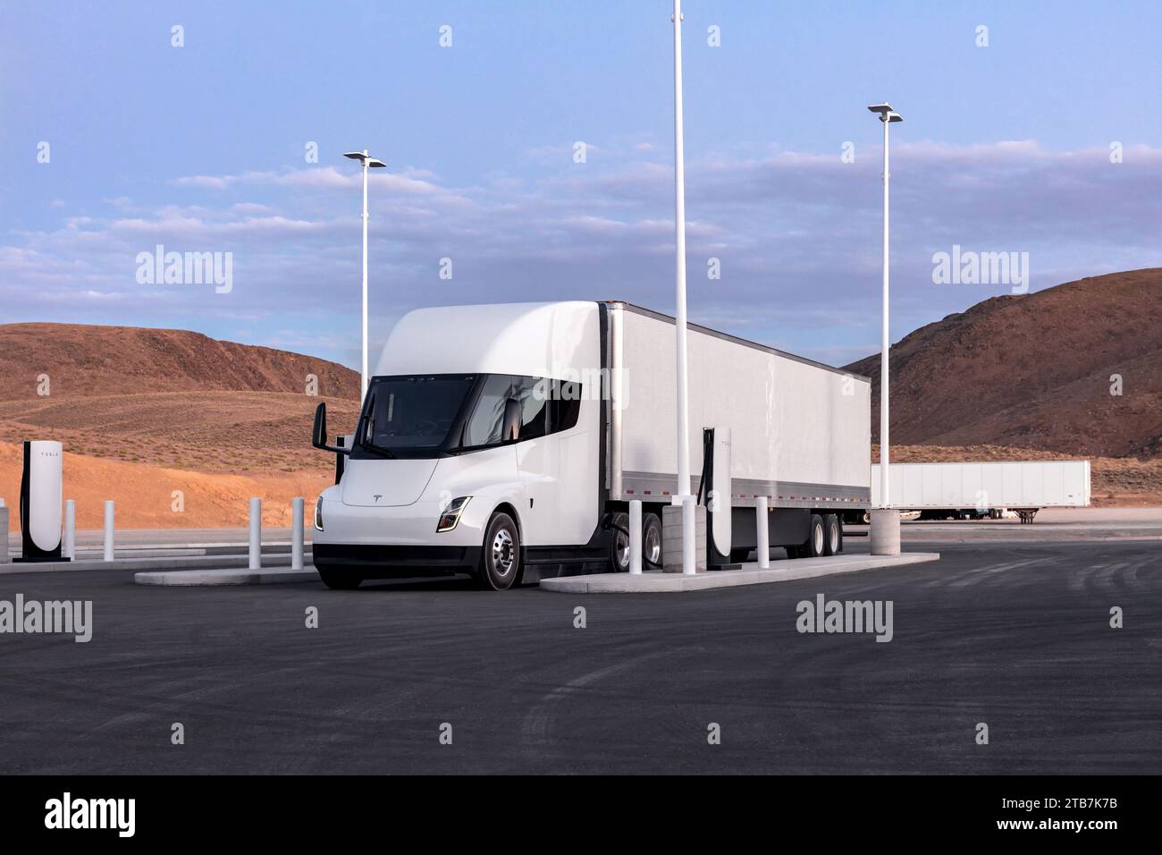 Der Tesla Semi ist ein batteriebetriebener Sattelzugwagen der Klasse 8, der von Tesla, Inc. In Austin, Texas, gebaut und in Nevada hergestellt wird. Der Stapler wird von Stockfoto