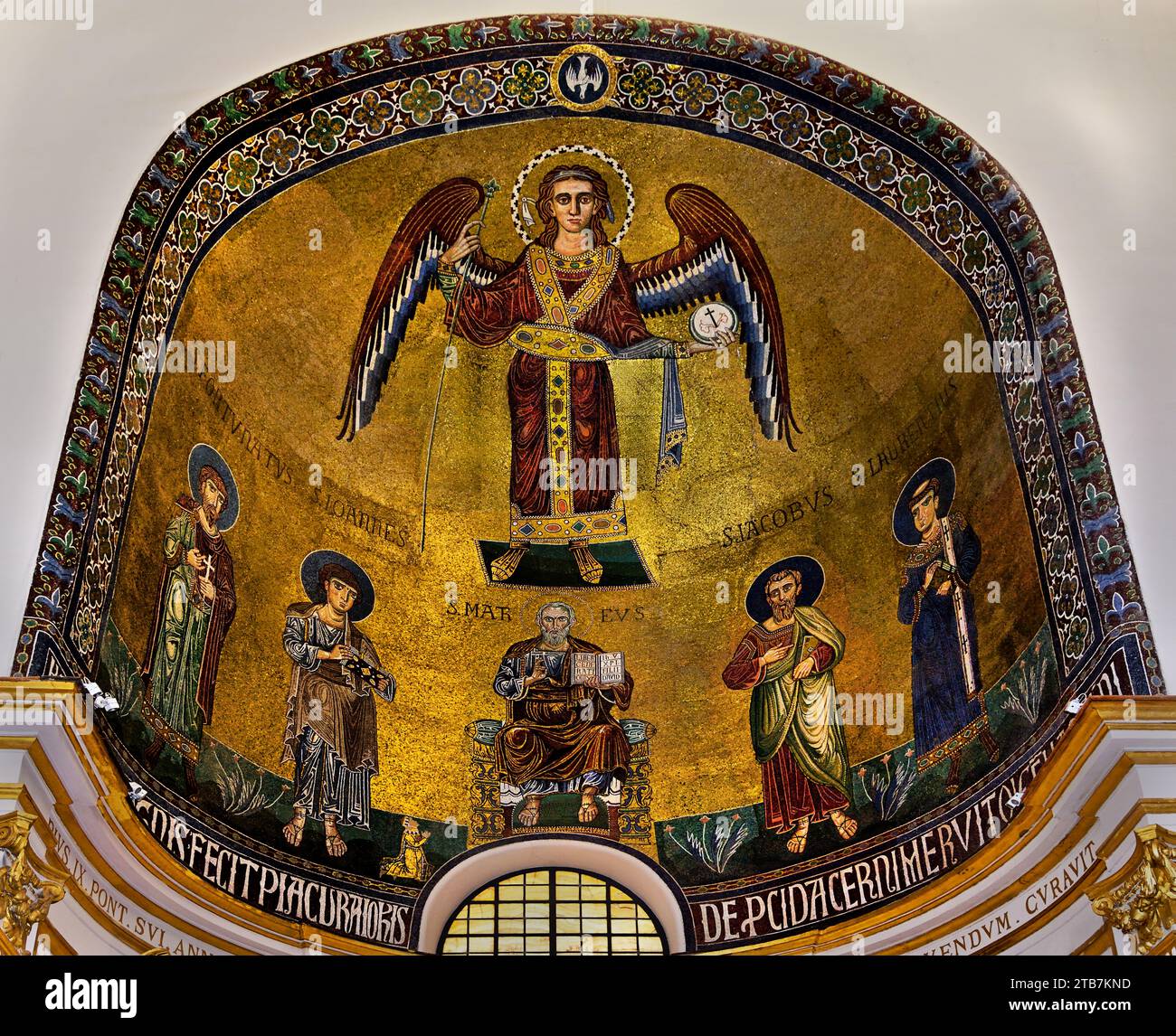 St. Michael Erzengel, St. Giacomo - San Lorenzo - Fortunato und Giovanni, im Zentrum St. Matthäus auf einem Thron (Mosaikschmuck von Giovanni da Procida) in der Primatial Metropolitan Cathedral (eröffnet im März 1084). Maria der Engel, St. Matthäus und St. Gregor VII. - Cattedrale Primaziale Metropolitana di Santa Maria degli Angeli, San Matteo e San Gregorio VI.I Salerno Fine Art Museum, Italien, Italienisch, Mosaik. Mosaike, Stockfoto