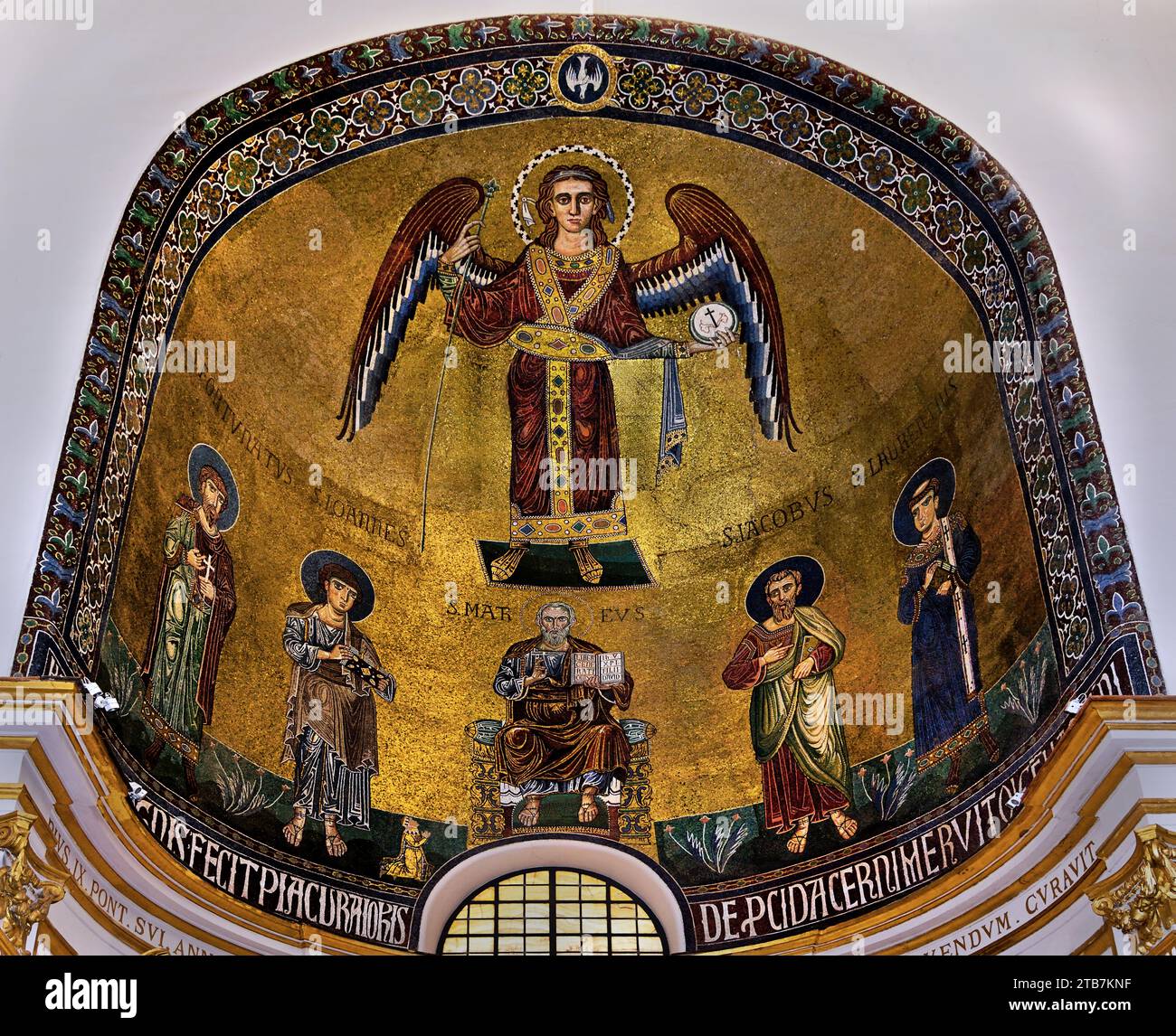 St. Michael Erzengel, St. Giacomo - San Lorenzo - Fortunato und Giovanni, im Zentrum St. Matthäus auf einem Thron (Mosaikschmuck von Giovanni da Procida) in der Primatial Metropolitan Cathedral (eröffnet im März 1084). Maria der Engel, St. Matthäus und St. Gregor VII. - Cattedrale Primaziale Metropolitana di Santa Maria degli Angeli, San Matteo e San Gregorio VI.I Salerno Fine Art Museum, Italien, Italienisch, Mosaik. Mosaike, Stockfoto