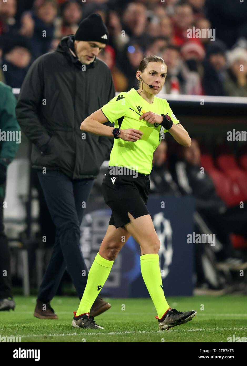 Sven Ulreich vom FC Bayern München bekann die gelbe Karte von