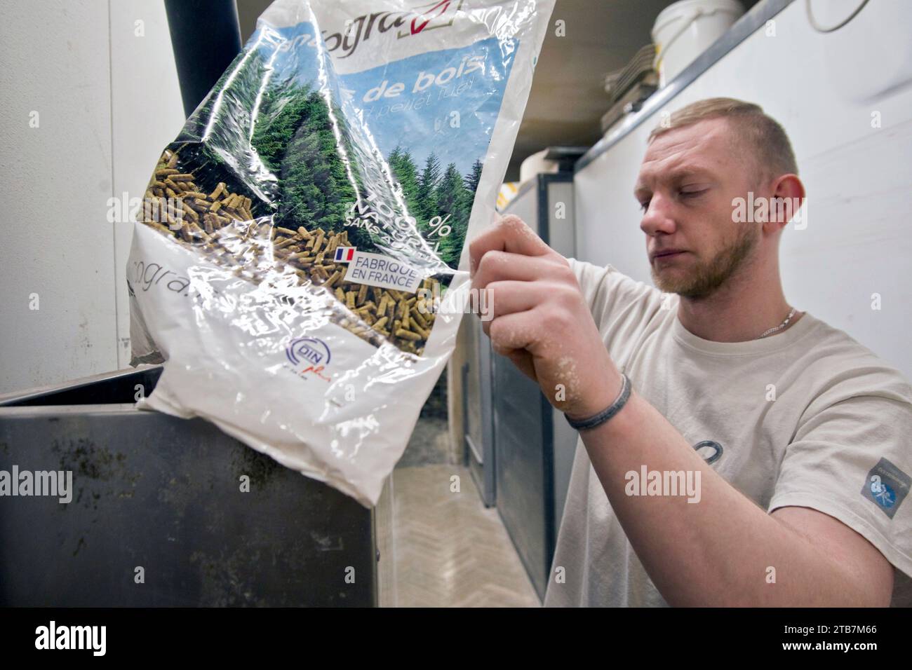 Bäckerei: Brotbackerei im Bäckerhaus. Abbildung einer Bäckerei, die mit einem Pelletbrotbackofen betrieben wird, Auswirkungen steigender Strompreise. Ein Bäcker Stockfoto